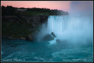 Niagarské vodopády večer